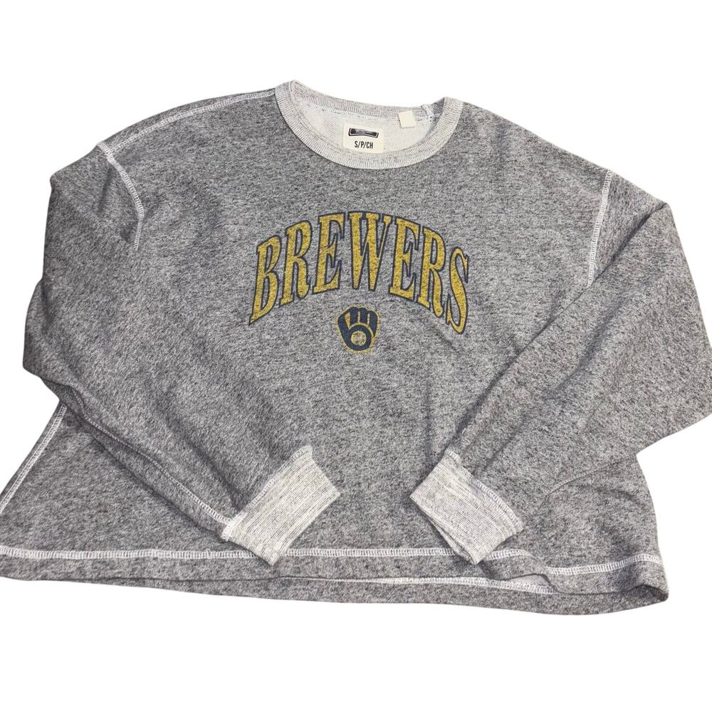 Tailgate women’s gray Milwaukee Brewers cropped crewneck sweatshirt (small)